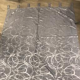 Verkaufe Schlaufenvorhang in silber/ grau
2 Stück Schlaufe 10cm Länge und Vorhanglänge 151cm