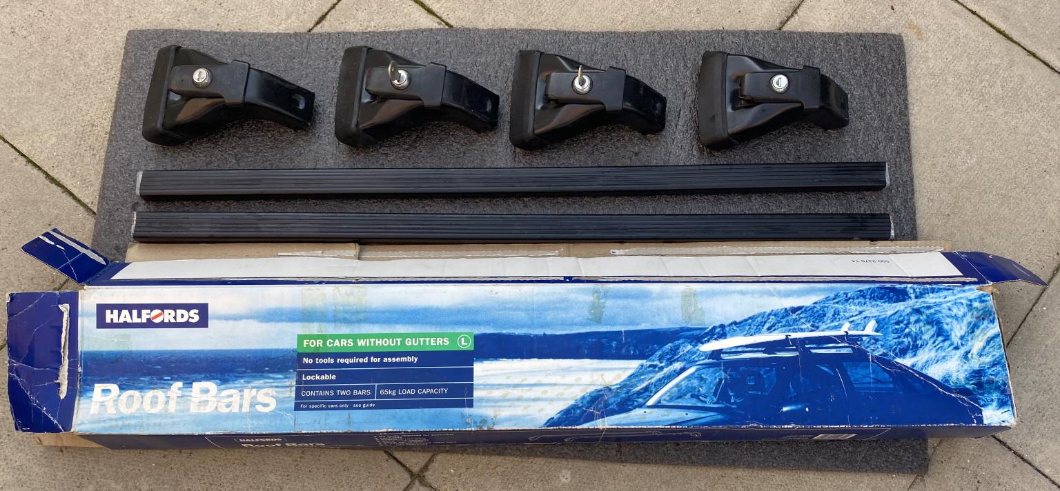 Halfords Roof locking Bars car without gutter in LE18 Wigston für 25,00
