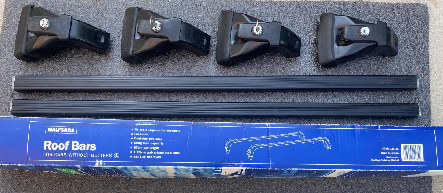 Halfords Roof locking Bars car without gutter in LE18 Wigston for £25.00 for sale Shpock