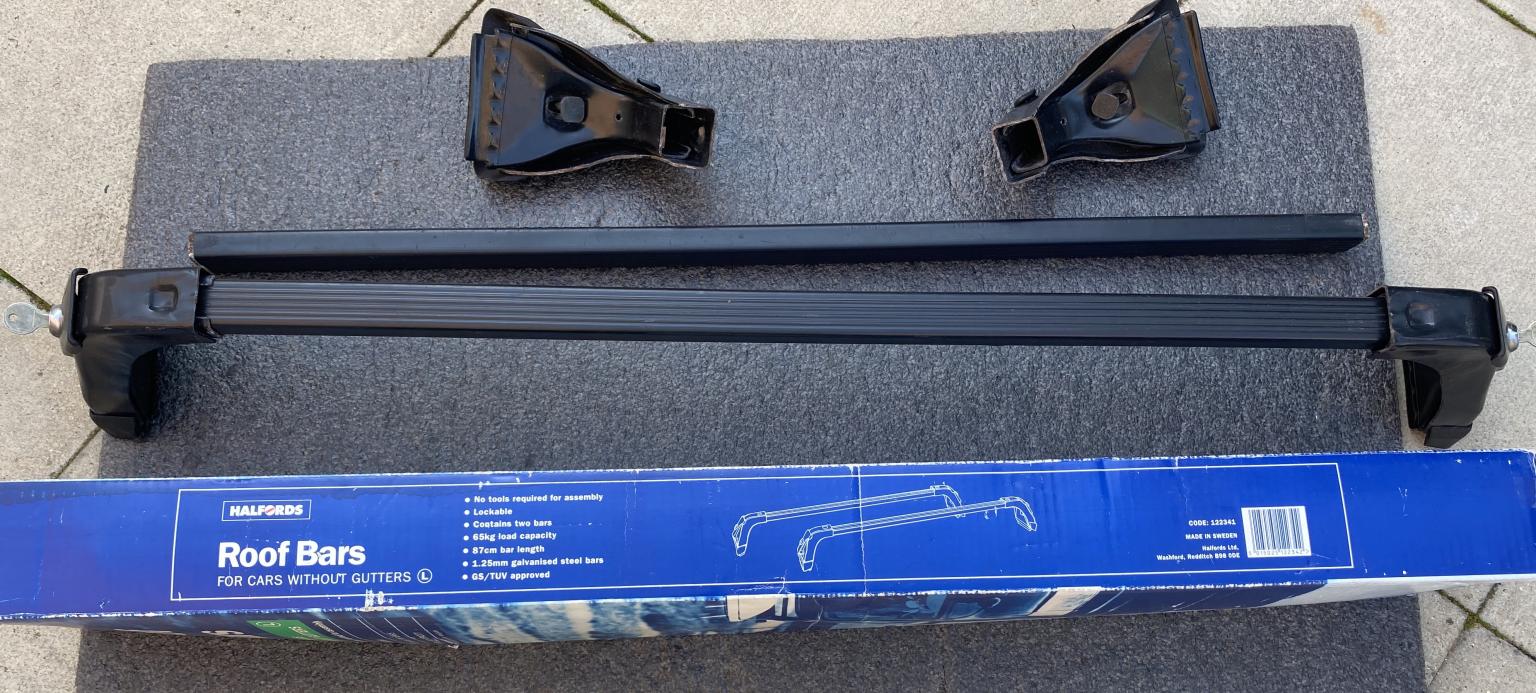 Halfords Roof locking Bars car without gutter in LE18 Wigston for £25.