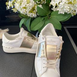 Wenig getragene Sneaker von Valentino in weiß mit goldenem Streifen. 
NP 470€