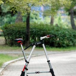 A-Bike scooter
(Amazon Preis €260)
Mache mir einen Angebot 
Gebraucht und im guten Zustand
Für erwachsene.
Mit Pedalen
Nicht Elektro
Klappbar
6,6 Kilo Gewicht
Räder 25cm dm
H67x30x16 cm.
Mini Fahrrad
Berühmte A Form