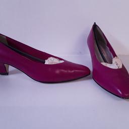 A lovely pair of vintage shoes from Westie. The heels are a pink leather. They have an almond shaped pointed toe, and a diamond shaped heel. They are from the late 1980's early 1990's. They are a very on trend classic pair of shoes. As you can see from the photos they have been worn but are in really good condition. They are a size 5 (38). Any questions don't hesitate to ask