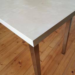 Verkaufe meinen Schreibtisch in gebrauchtem, aber guten Zustand.
Platte: Holz
Beine: Metall
LxBxH: 120x60x75 cm