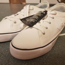New size 6 converse shoes. New with tag but no box.