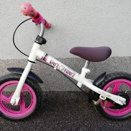 Pinkes Hudora Laufrad zu verkaufen
Zustand okay, nicht mehr das Neueste, aber alles funktioniert gut
Mit Bremse vorne