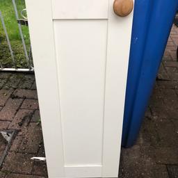 Howden kitchen cupboard doors with knobs. Really great condition, various sizes. Total 28 doors. 

300 x 720 = 8
400 x 720 = 6
505 just over x 600 = 1
600 x 720 = 12
122.5 x 600 = 1

Collection only.