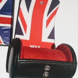 Wolf Navigator single Wristwatch Roll
Colour :Black

black pebble leather exterior and iconic Union Jack lining,

Material: Black Pebble Leather, Ultrasuede Interior

Brand new and comes in black box with union jack on the inside lid of the box.