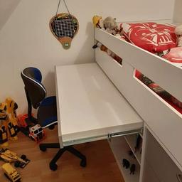 Zu verkaufen stehen ein jugendbett mit Schreibtisch und Schrank und Stuhl hat 600 Euro gekostet ca. 1 Jahr alt für 300 VB