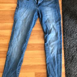 Jeans von H&M. Größe und Schnitt auf Etikett erkennbar.