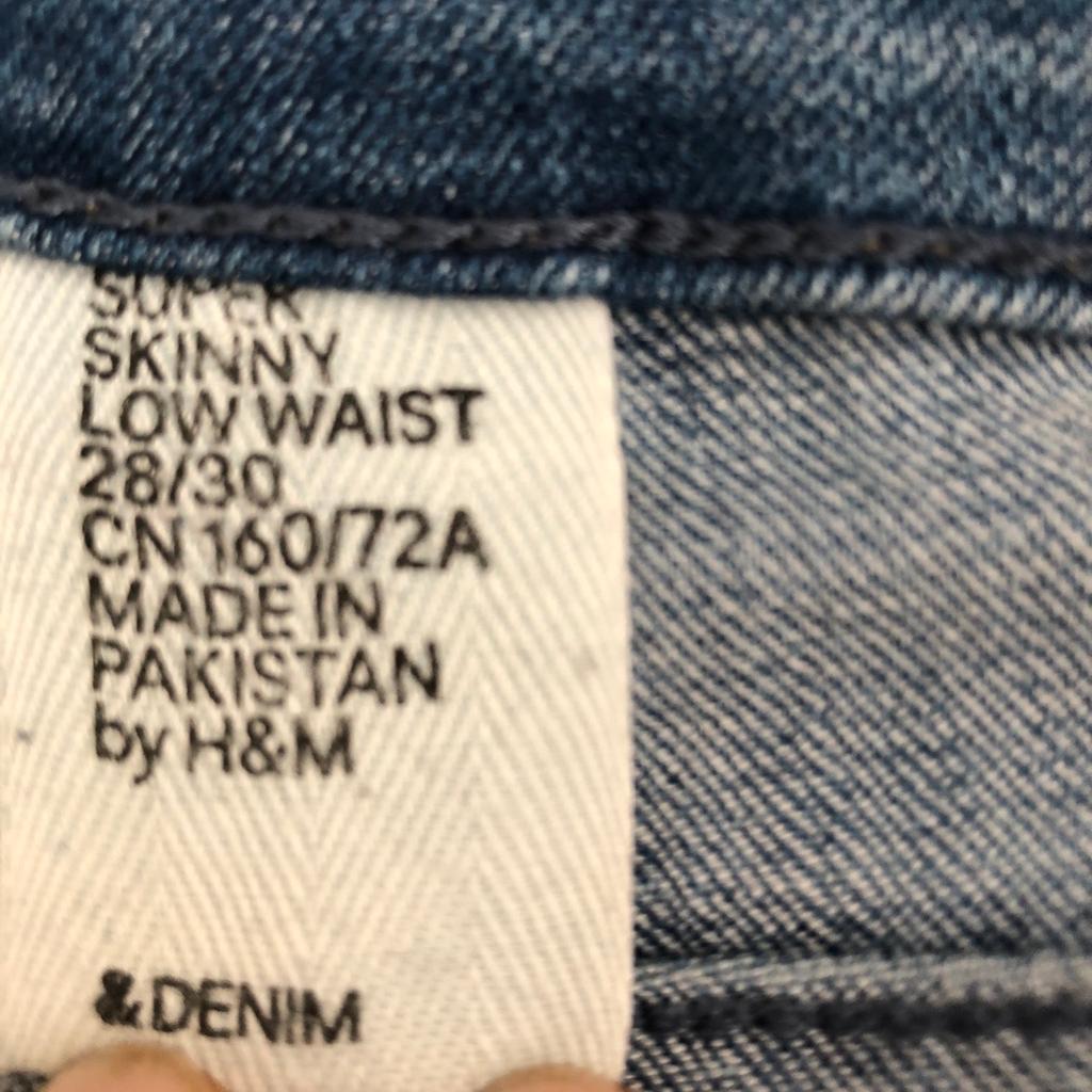 Jeans von H&M. Größe und Schnitt auf Etikett erkennbar.