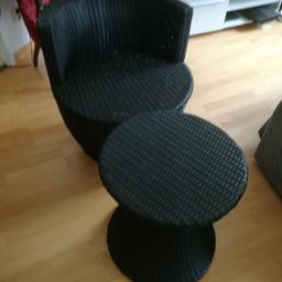 svart konstrotting två stolar med ett bord kan förvaras staplad