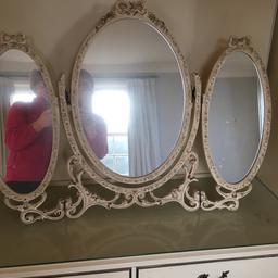 Folding triple vintage dressing table mirror, fixed from behind, very attractive asset to a dressing table in very nice condition.