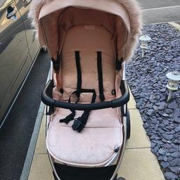 Pink and rose gold with fur hood.
As seen in pictures in used condition hence price, just need it gone asap as new baby is arriving soon!
Belt broken only one side works
Just needs a very good clean other then that good condition
Comes with newborn seat and footmuff
Collection Dartford no holding