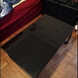 Schwarzer Glas Couch tisch
Stand einen monat in der Stube.
L 80
b 50
h 32