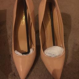 Very very good condition ladies DUNE shoes only worn twice

AUDRINE NUDE-PATENT SYNTHETIC POINTED DRESSY COURT

Size 6/39

Collection only Greenford Middlesex