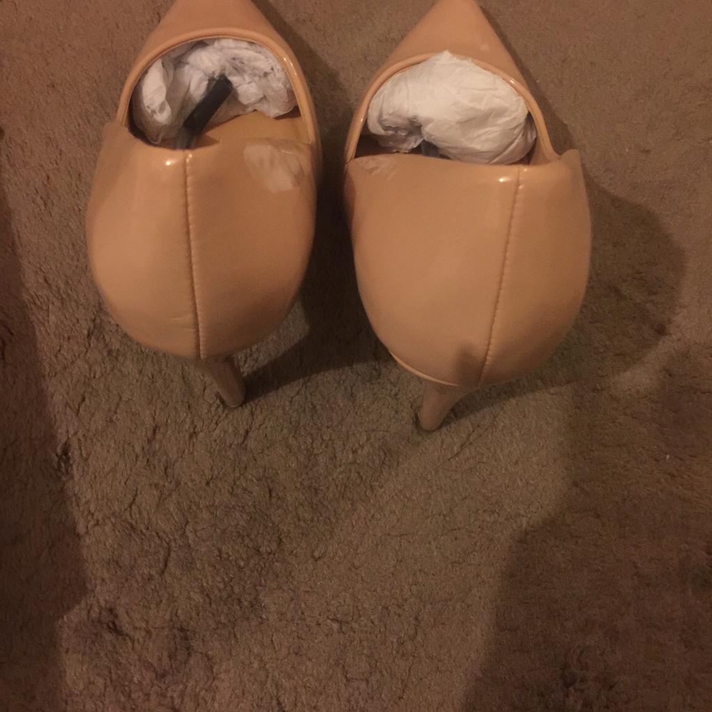 Very very good condition ladies DUNE shoes only worn twice

AUDRINE NUDE-PATENT SYNTHETIC POINTED DRESSY COURT

Size 6/39

Collection only Greenford Middlesex