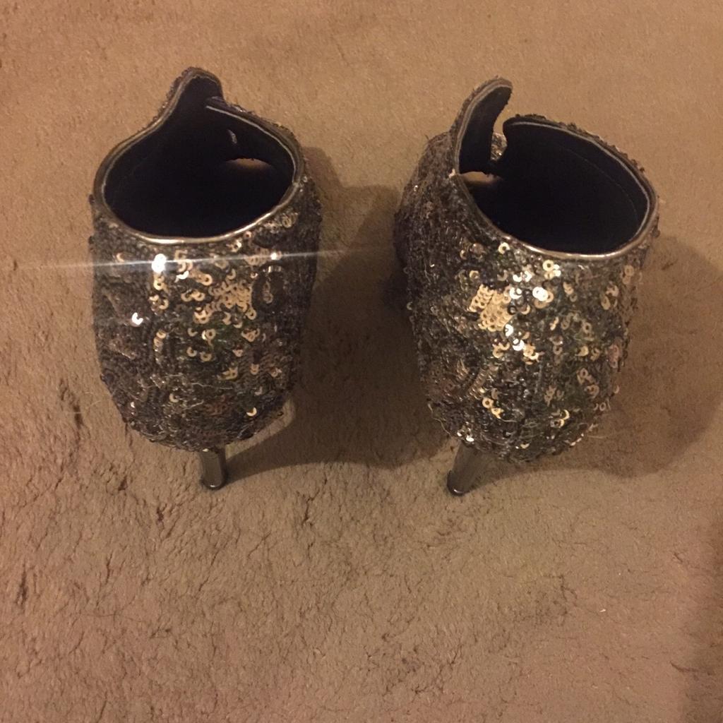 PEWTER SEQUIN BOOTS (NEXT)

UK Size 6/39

Very very good condition only worn twice

Collection or delivery
