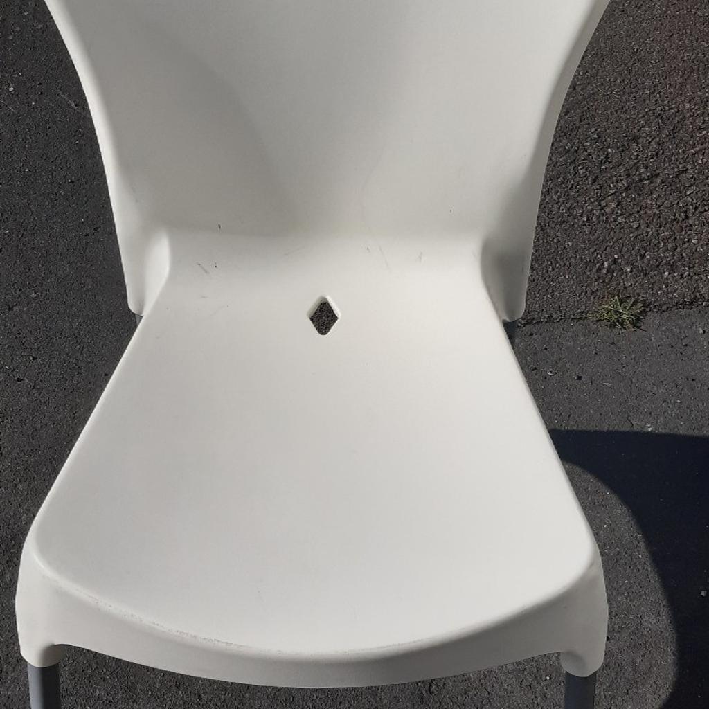 I have 30 pieces of white stackable chairs.
£15 each.
Driver available for delivery in case of job lot .
Delivery quote depend on your postcode.

Message or call me on 07496619018 for more infos.

pick up in SE185EB Woolwich

Theresia