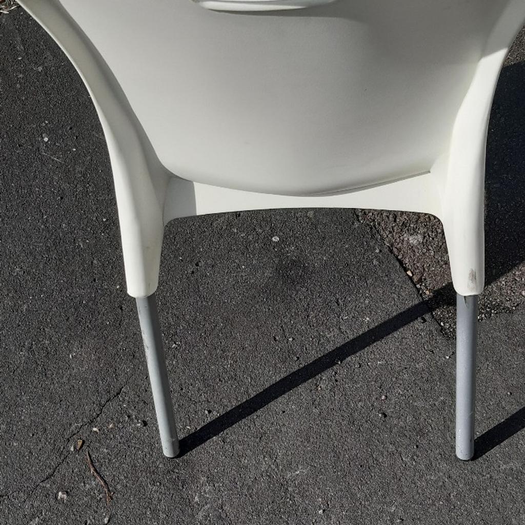 I have 30 pieces of white stackable chairs.
£15 each.
Driver available for delivery in case of job lot .
Delivery quote depend on your postcode.

Message or call me on 07496619018 for more infos.

pick up in SE185EB Woolwich

Theresia