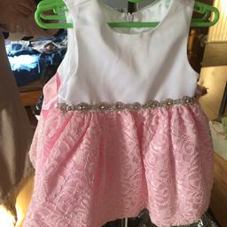 Pink and white baby girl dress size 12 months
Used once so in great condition like new

Pet and smoke free home
Plz have a look at my other items too