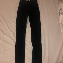 Så fina svarta Molly jeans från Gina i storlek s, använda 5 gånger i så bra skick säljer för att jag aldrig använder dem.