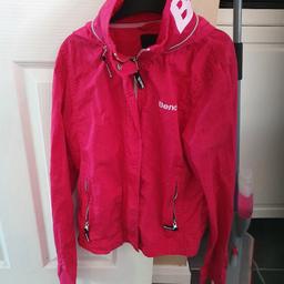 ladies pink bench raincoat.

has a hood that can be zipped away.

size medium.

collection from sidemoor