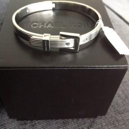 Beautiful GENUINE Michael KORS Buckle Bangle
Very Chic.
Hall marked inside and out
Comes with Michael Kors branded brown Pouch,Box and care card.
Collection only!
Please check out my other items!