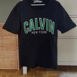 Schwarzes Calvin Klein tshirt mit grünen Schriftzug
Wenig getragen
Zustand sehr gut