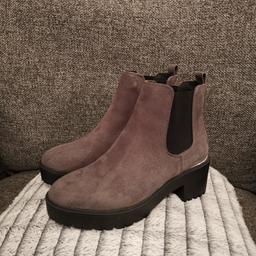 Brand new ladies boots
Size 6
From new look 
Tiny mark on the left toe