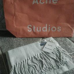 Ljusgrå Acne studios halsduk i over size modell. Oanvänd och kan skicka om du står för frakten på 70kr.