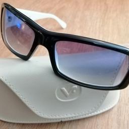Stylish Genuine Vogue Black and White Designer Sunglasses VO2419-S 1306/8G 59 15 130. Includes genuine white glasses case. Vogue eyeglass frames stand out for their innovative design.
Condition is Used in very good condition. Dispatched with Packlink 2-3 days.