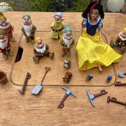 Verkaufe im Auftrag meine kleiner Schwester ihre alten Schneewittchen Spielfiguren mit Zubehör wie Schaufeln oder Axt. Guter Zustand da kaum benutzt.