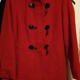 beautiful red duffle coat lined with both zip and red clip toggles,
21 inch chest approx and 31 inch from shoulder to hem
