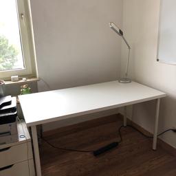 Weißer Schreibtisch mit Gebrauchsspuren 

Weiterer identischer Schreibtisch mit verstellbaren Beinen 20€