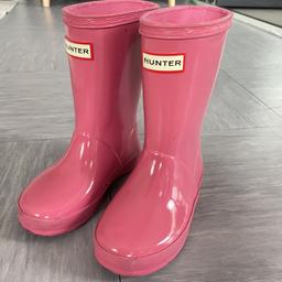 Good condition

Hunter wellington boots comes up to child’s calves area. 

See other items for sale