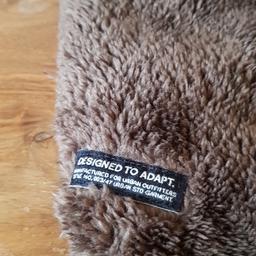 Urban outfitters Unisex Khaki Teddy Fleece Gaiter. OSFM BNWT.

Cold-weather layering piece from UO. Plush teddy fleece gaiter topped with a logo patch accent and finished with an adjustable drawcord accent.

Content + Care
- 100% Polyester
- Spot clean