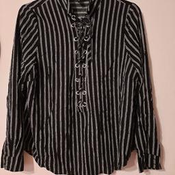 H&M
Festliche langarm Bluse Gr 42
Schwarz gestreift
Vorne zum schnüren 
Sehr guter Zustand 
Privatverkauf