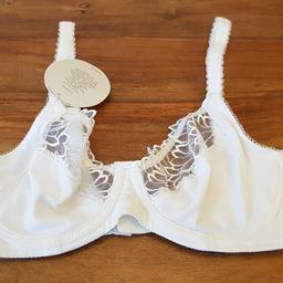 Triumph Modern Beauty Underwired Full Cup Bra In White Size 34B. BNWT
triumph Modern beauty Wired offers a cotton feel fabric with soft cups which give effective support. The lace panels on the top of the cups give the bra a more elegant look.
3 Section wired bra with embroidery on the upper cup. Stretch trim on the inner bust and push in effect sides for perfect support and fit
Clever coton lining in the lower cup and sides for the superior fit and support. Decorative straps with soft finishes