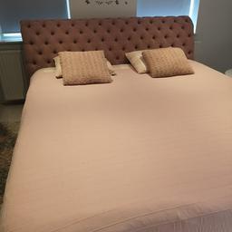 Jättefin säng i stl 180x200 cm
Fint skick i rosa
Madrassen ingår inte