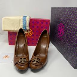 Tory Burch Brown Leather mid heels with platform Logo Detail shoes
featuring gold logo details on the vamps and 10 cm high heels with platform

▪️Size: US 9.5M (Fits a UK 6.5 /7 )
I’m a size UK 7 but these shoes are a bit small for me. Hence the sale.
❌No Silly Offers Pls❌

Please Note:
This item was worn twice and it’s in an excellent condition aside from visible signs of use on the sole.
Comes with a dust bag and and box

Heel Size: 10 cm
Exterior Material:Leather
Insole Material: Leather