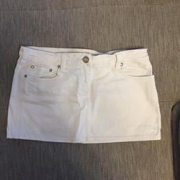 Jeans
Weiß
Größe M

Bitte eventuelle Versandkosten extra berücksichtigen.