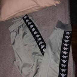 Pantaloni tuta Kappa grigi taglia S. Ottime condizioni come da foto, nessun difetto.
