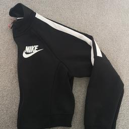 Nike crop jacket
Size S
Perfect condition