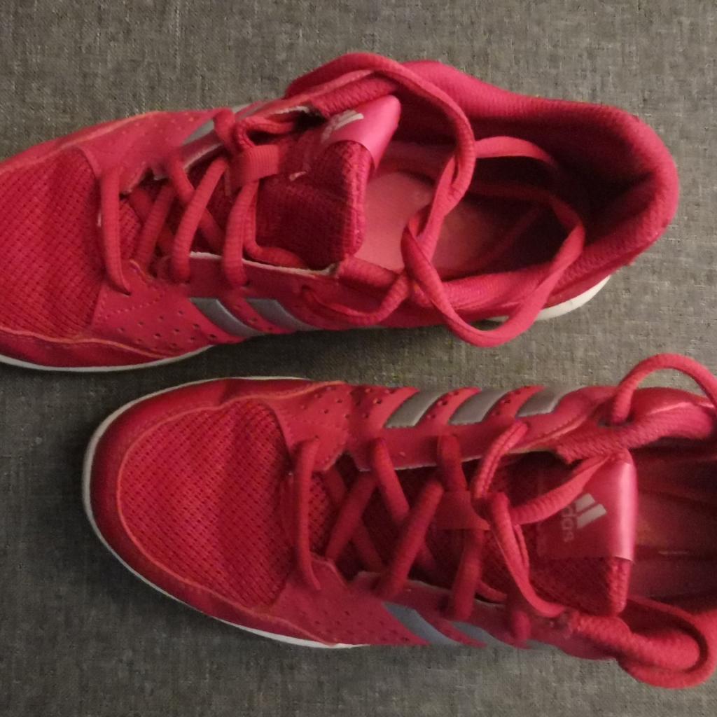adidas woman shoes size 4uk.
very good condition.
Delivery £4,20