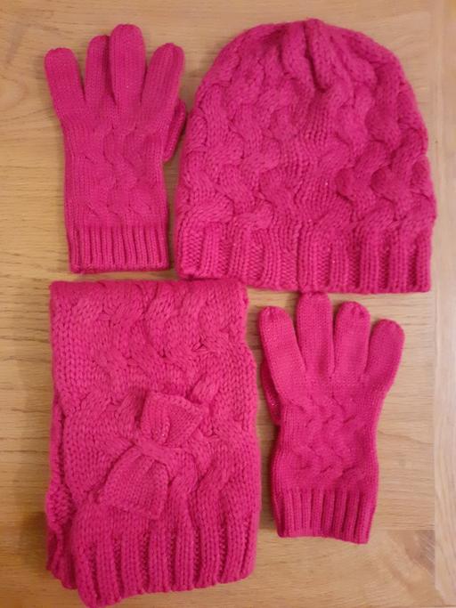 Buy & Sell Essex Thurrock - Essex - Photos for Brand new Hat, Scarf and Gloves Set M&S