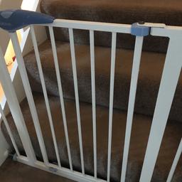 Lindam stair gate 
Very good condition
All in working order 
Easy to assemble