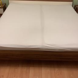Verkaufe ein großes Bett ca. 180x200 cm in einem guten Zustand. Nur zur Abholung. Die Matratzen können gerne mitgenommen werden.