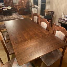Matbord med 6 stolar - material EK
2 repor på matbordet. Priset går och diskutera vid snabba affärer!