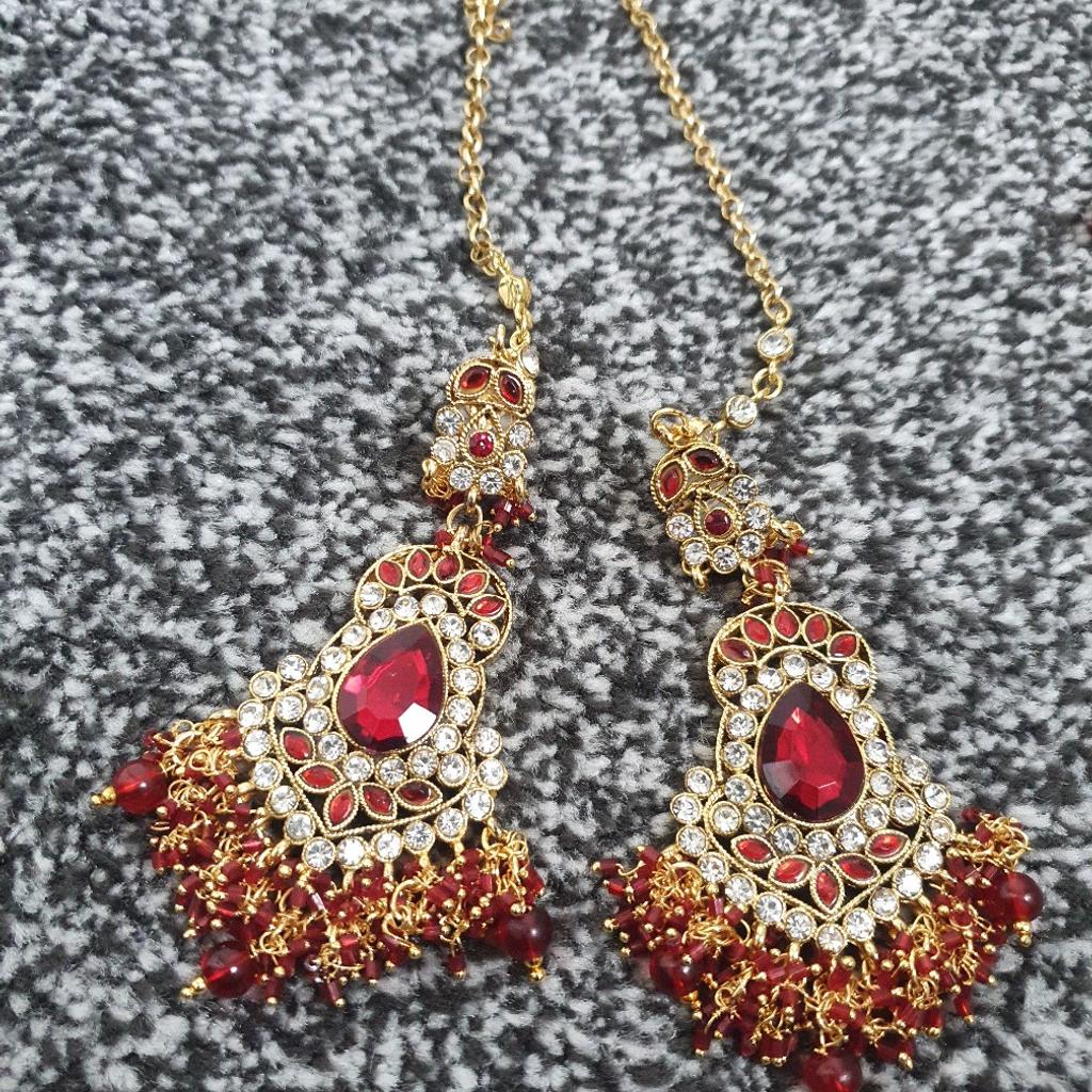 heavy jewellery set in gold and silver with red jewels.
includes necklace, earings, Bindi and hair piece.
never worn and comes in box